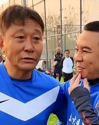 爱游戏体育官方入口-前国脚高峰现状：54岁很显老，妻子也是运动员，二儿子和继父更亲