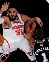 爱游戏体育-文班7+5！马刺52-56尼克斯，看数据：你就是头号罪人！